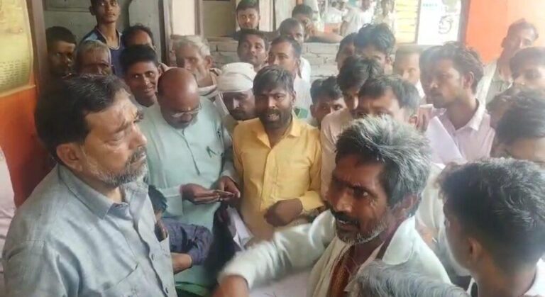 संभल-खाद नहीं मिलने पर किसानों का फूटा गुस्सा,जमकर काटा हंगामा,खाद के साथ जिंक देने का आरोप
