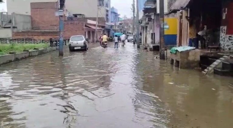 संभल-जनपद मे कल से लगातार हो रही बारिश