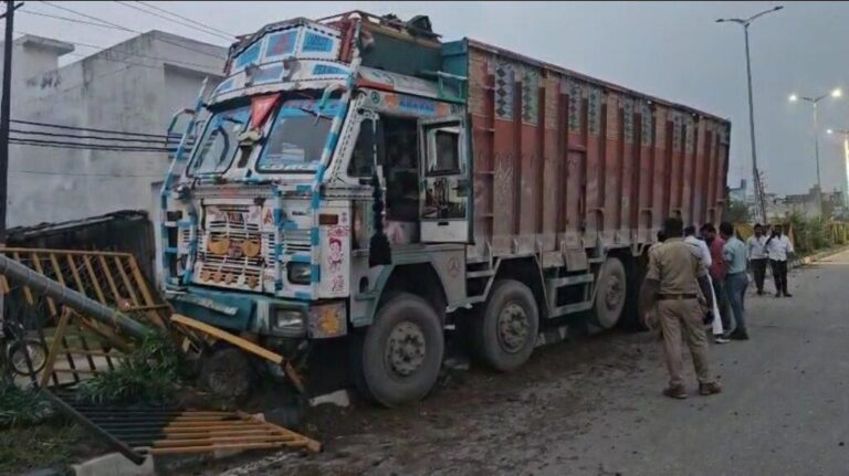 संभल-तेज रफ़्तार ट्रक अनियंत्रित होकर डिवाइडर पर चढ़ा