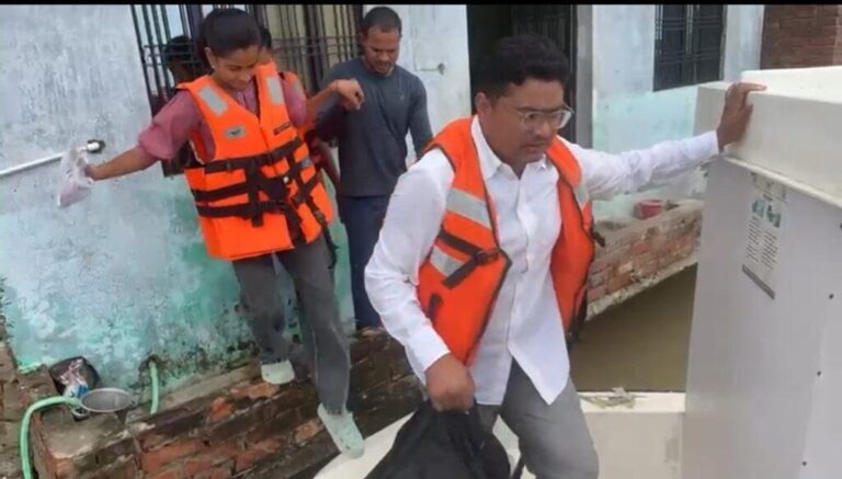 प्रयागराज-जिलाधिकारी मनीष कुमार वर्मा ने बाढ़ के दृष्टिगत बलुआ घाट और गऊ घाट क्षेत्रों का किया निरीक्षण