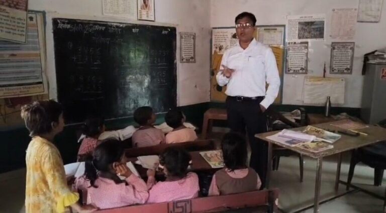 मैनपुरी-DM द्वारा प्राथमिक विद्यालय औचक पहुंचने पर हड़कंप, लगाई शिक्षा की पाठशाला