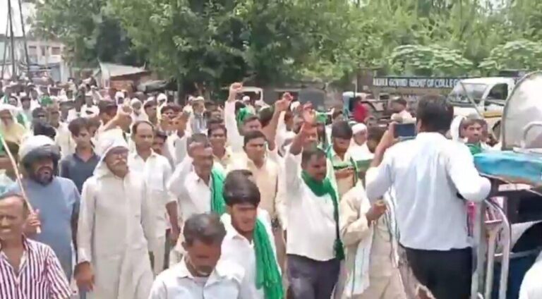संभल-खाद की किल्लत को लेकर किसानों ने रैली निकाली, जिसमें भाकियू असली हरपाल गुट ने प्रदर्शन किया