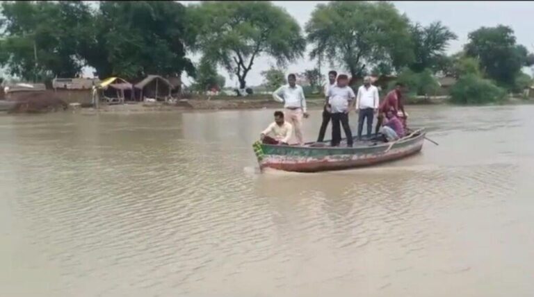 अयोध्या-लगातार बैराजो से पानी छोड़े जाने के कारण सरयू उफान पर है