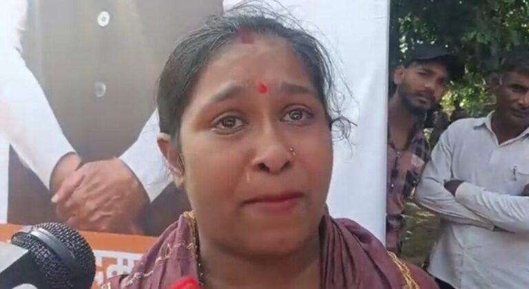 संभल-CM कार्यक्रम के दौरान एक महिला ने आंगनबाड़ी कार्यकत्री पदों पर हुई भर्ती में भ्रष्टाचार का आरोप लगाया