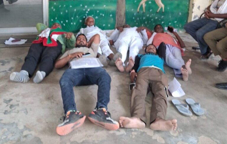 आगरा-किरावली में जर्ज़र ख़ूनी पुलिया बनवाने को लेकर SDM कार्यालय पर लेटकर अनूठे तरीके से किया प्रदर्शन