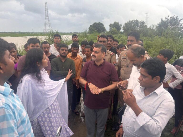 संभल-गुन्नौर तहसील क्षेत्र में गंगा नदी का जलस्तर बढ़ने से 22 गांव बाढ़ की चपेट में आ गए हैं