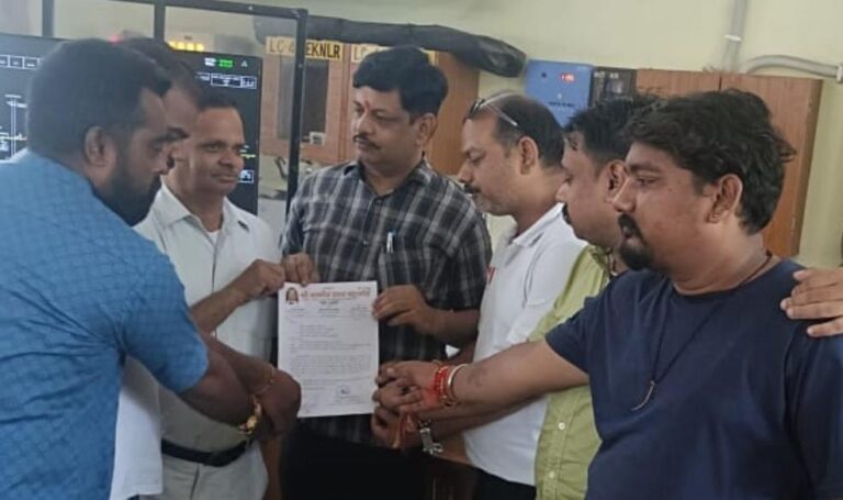 संभल-श्री वार्ष्णेय सभा के सदस्यों और नगर के विभिन्न वर्ग के लोगों ने आगरा कैंट ट्रेन को पुनः चलाने की मांग की