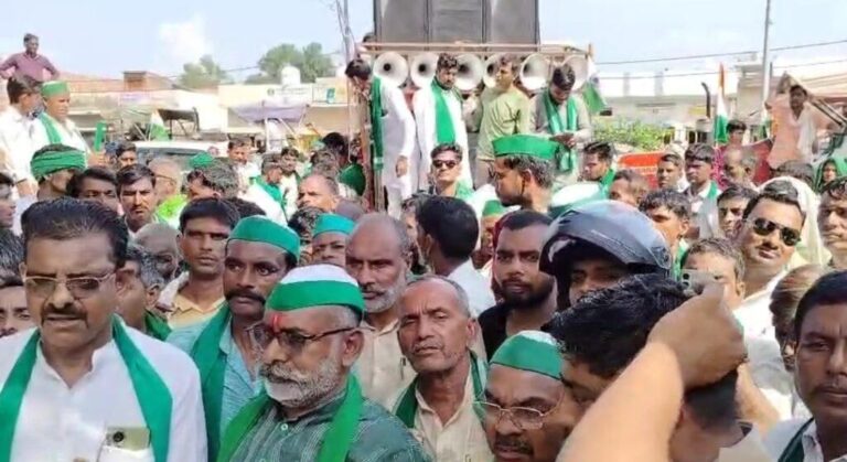 संभल-भारतीय किसान यूनियन टिकैत गुट ने नवीन अनाज मंडी सम्मिति से कलेक्ट्रेट तक निकाली तिरंगा यात्रा