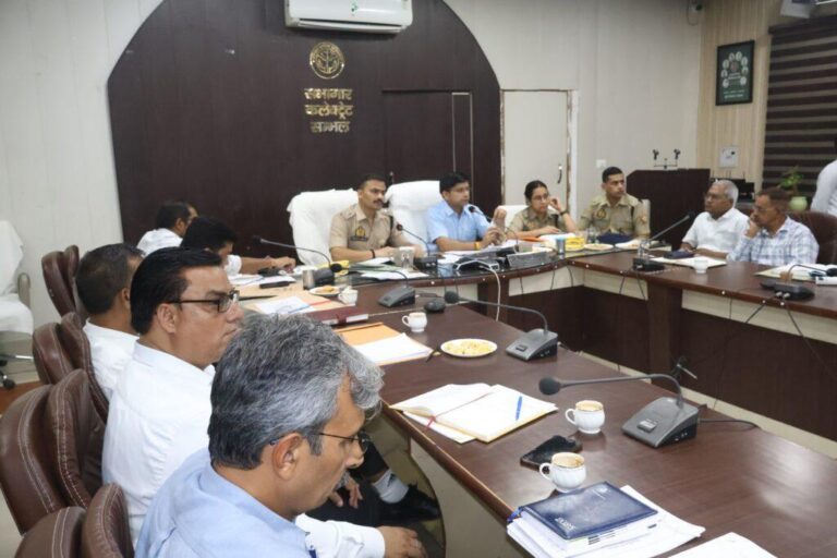 संभल-जिलाधिकारी और पुलिस अधीक्षक की अध्यक्षता में कानून व्यवस्था की समीक्षा बैठक आयोजित