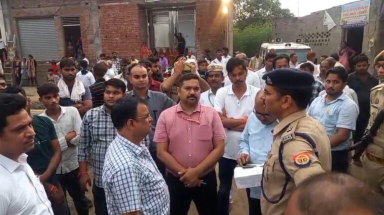 एटा-असरौली में सात मासूमों सहित 9 शव पहुंचते ही मची चीख-पुकार