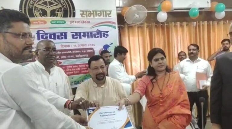 फर्रुखाबाद-स्वतंत्रता दिवस का पर्व जिले भर में धूमधाम से मनाया गया, कलेक्ट्रेट परिसर में कारागार मंत्री सुरेश राही ने किया ध्वजारोहण, सुभाष चंद्र की प्रतिमा का किया माल्यर्पण