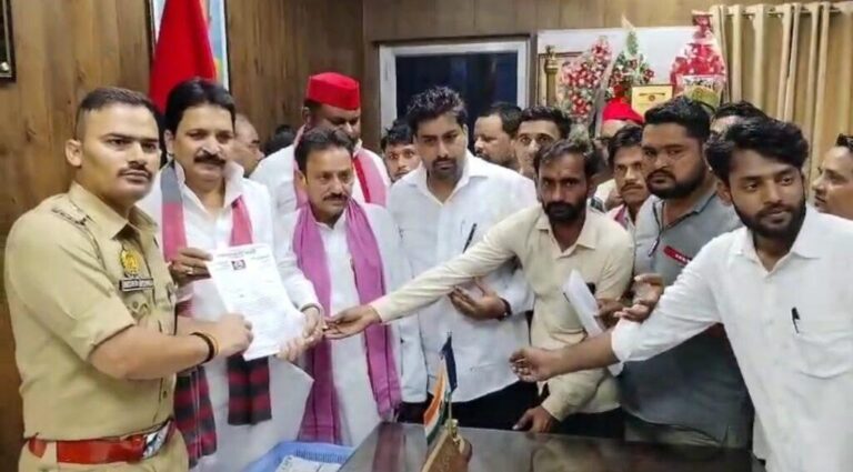 संभल-सपाइयों ने सौंपा पुलिस अधीक्षक कृष्ण कुमार विश्नोई को ज्ञापन
