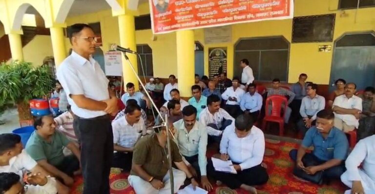 संभल-उत्तर प्रदेश माध्यमिक शिक्षक संघ ने DIOS को सौंपा ज्ञापन