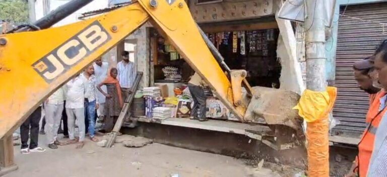 संभल-नायब तहसीलदार के नेतृत्व मे नगर में चला अतिक्रमण हटाओं अभियान