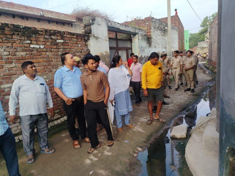 संभल-संभल में दिन निकालने से पहले ही एसडीएम के नेतृत्व में बिजली चेकिंग अभियान चलाया गया