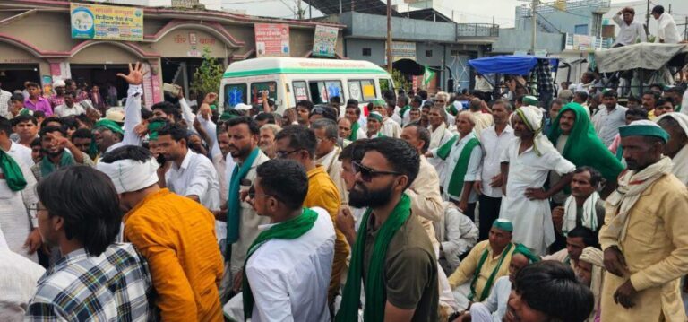 संभल-किसानों के धरना प्रदर्शन में फंसी सरकारी एंबुलेंस