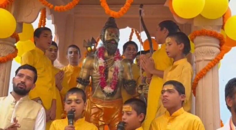संभल-नगर के शंकर कालेज के नाम से मुख्य चौराहे पर स्थापित की गईं डेढ़ कुंतल बजन 4 फिट की भगवान परशुराम की मूर्ति