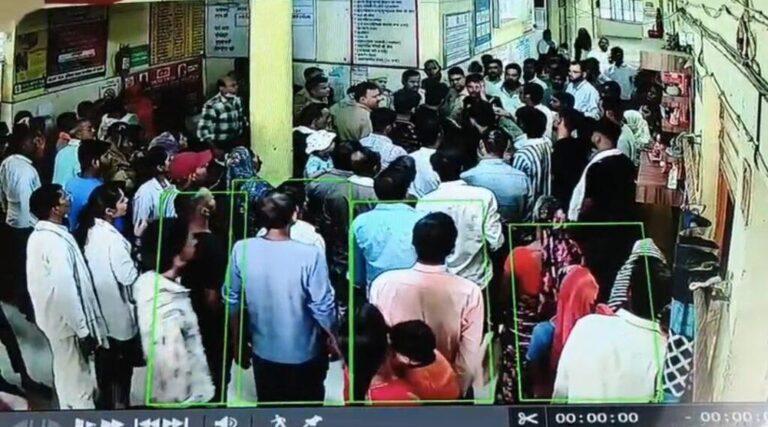 रायबरेली-सरकारी अस्पताल के गार्ड के ऊपर हुआ भारी भीड़ के सामने दबंगों ने बरसाए थप्पड़
