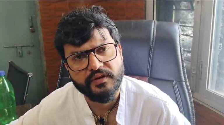 संभल-नगर मे पैदल जा रही महिला अचानक गिरी जमीन पर