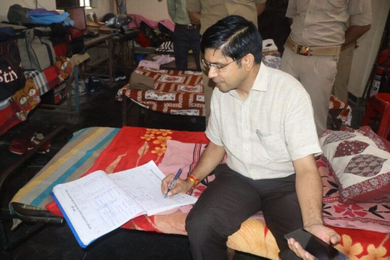 संभल-DM ने किया EVM वेयर हाउस का औचक निरीक्षण