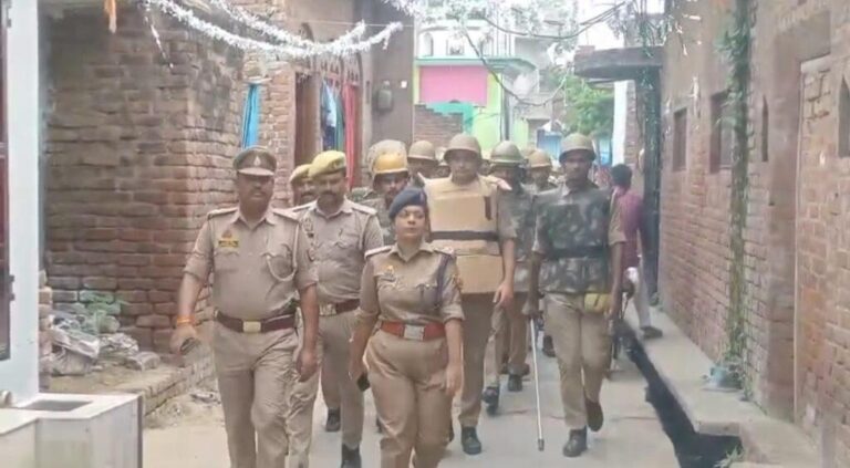फर्रुखाबाद-फतेहगढ़ पुलिस ने आगामी त्यौहार को लेकर किया फ्लैट मार्च
