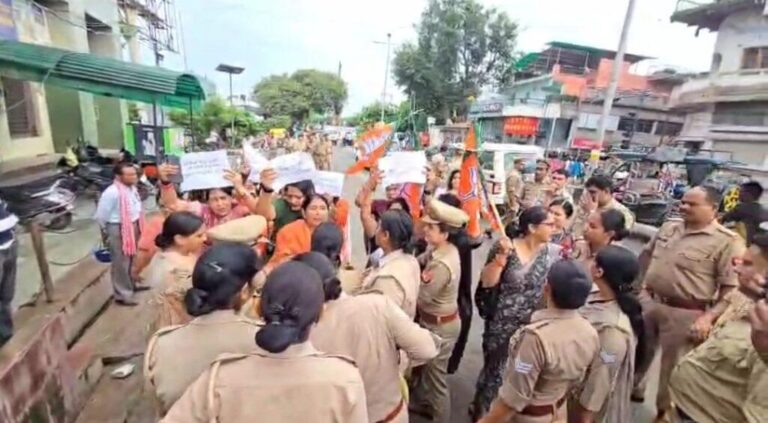आगरा-पीएम मोदी की मां पर अभद्र टिप्पणी करने का मामला