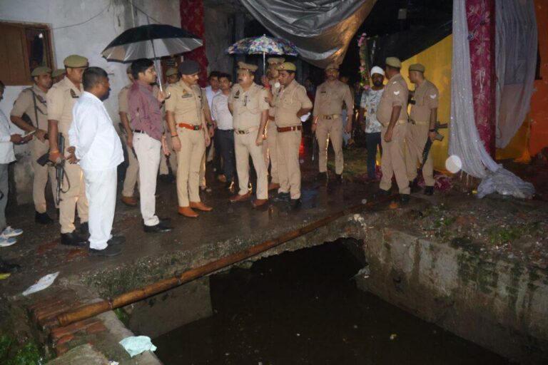 संभल-डीएम, एसपी ने बारिश के मद्देनजर नालों और पुलियाओं का स्थलीय निरीक्षण किया