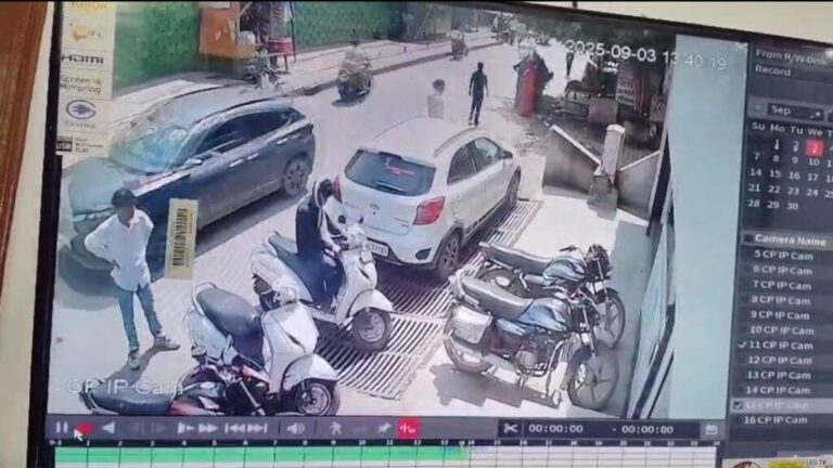 आगरा-शातिर चोरों ने पलक झपकते ही पार की स्कूटी