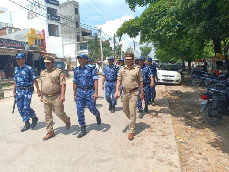 सिद्धार्थनगर-डुमरियागंज पुलिस और सीआरपीएफ जवानों ने किया फ्लैग मार्च