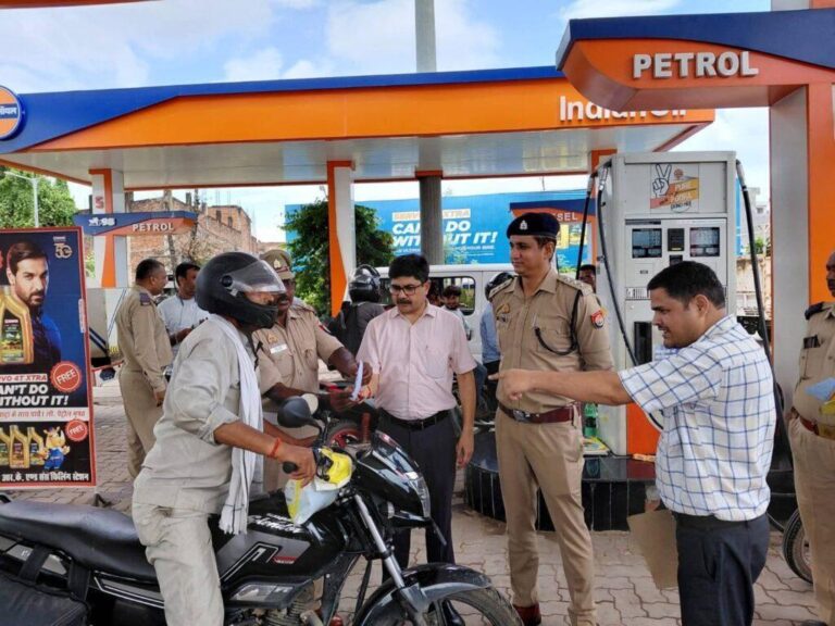 हमीरपुर-जिलाधिकारी घनश्याम मीना के आदेश पर लागू किया गया नो हेलमेट नो पेट्रोल अभियान