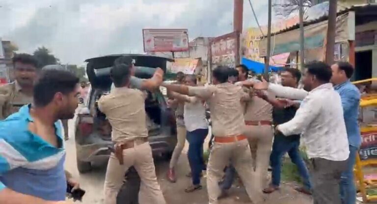 आगरा-खंदौली के खेरिया गांव में गुरुवार सुबह कार सवार लोगों ने घर में घुसकर किसान को अगवा कर लिया
