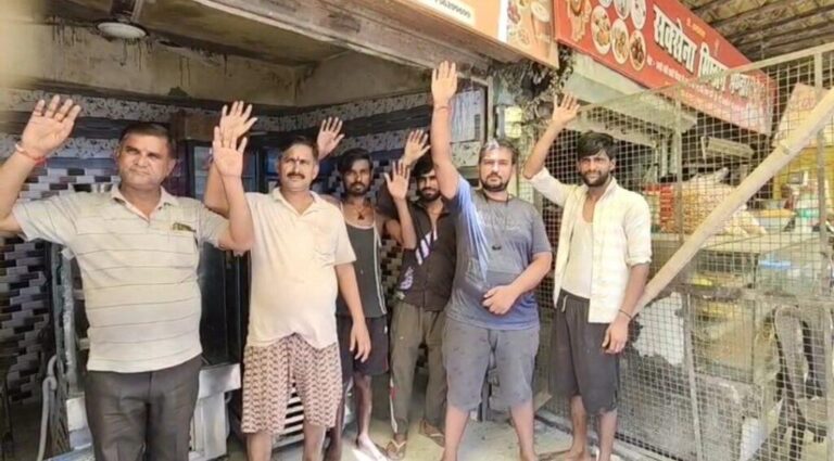 पीलीभीत-मंडी समिति की दुकान के सामने नाले का गड्ढा होने की वजह से दुकानदार दुकान बंद कर घर पर बैठा,आसपास के दुकानदारों में रोष की भावना उत्पन्न