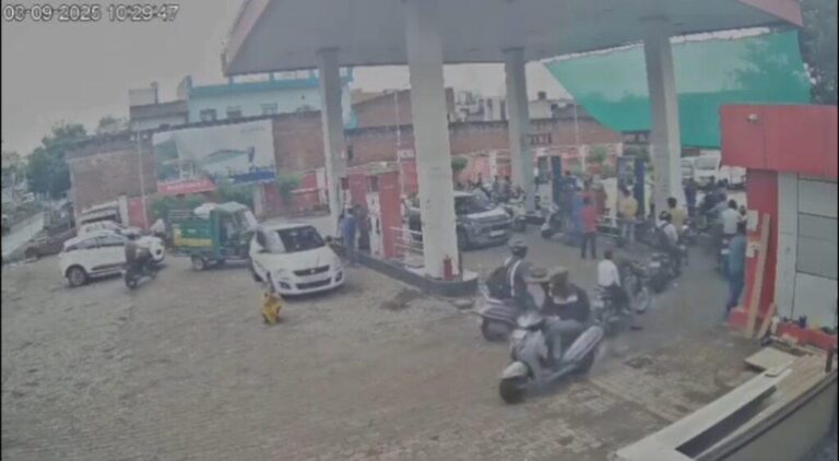 आगरा-पेट्रोल पम्प पर महिला को कार ने कुचला