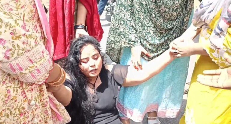आगरा-आगरा से बड़ी खबर…पत्नी को बीच सड़क पर फेंक कर भागा पति